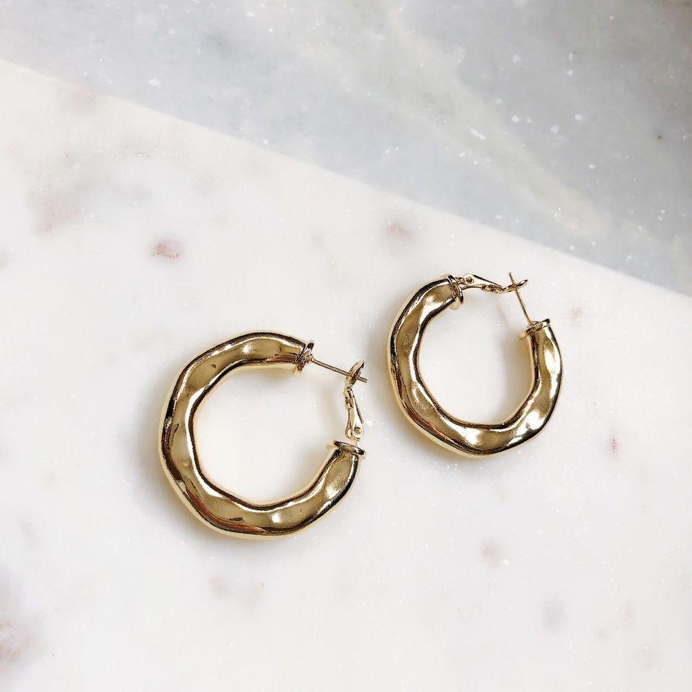 🆕Adella Metallic Hammered Gold Hoop Earrings - Picture 3 of 7
